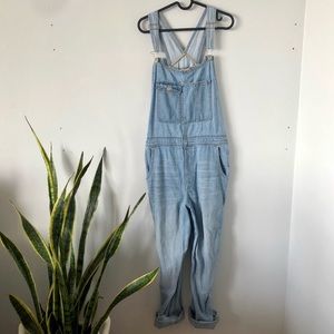 American Eagle 90s Boyfriend Overalls Light Wash